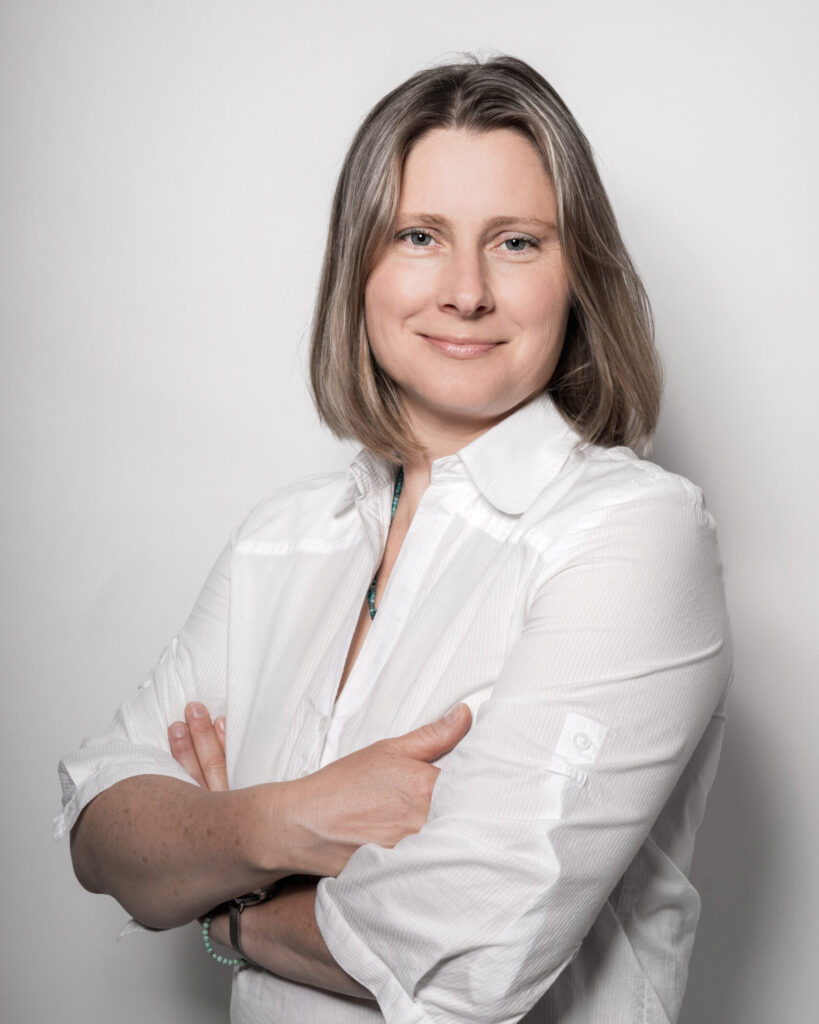 Bettina Jeram stehend mit weißer Bluse